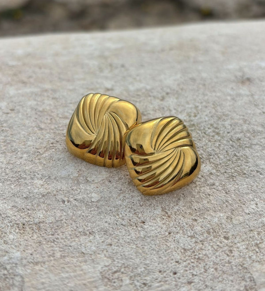 Lily gold square earrings